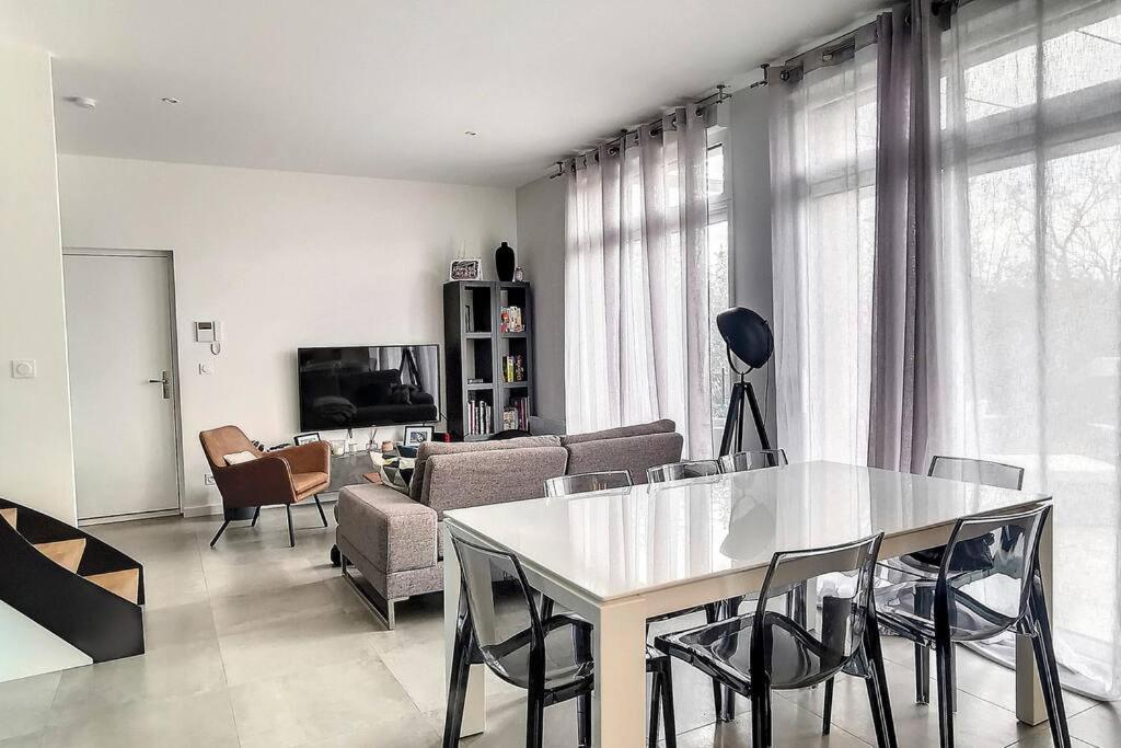 Duplex En Rez De Jardin Apartman Neuville-sur-Saône Kültér fotó